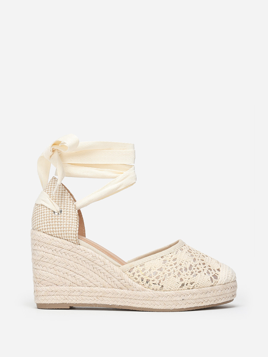 Espadrilles compensées beiges dentelées à nouer sur la jambe