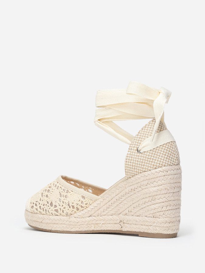Espadrilles compensées beiges dentelées à nouer sur la jambe