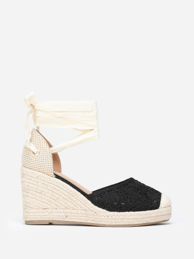Espadrilles compensées noires dentelées à nouer sur la jambe