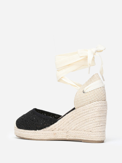 Espadrilles compensées noires dentelées à nouer sur la jambe