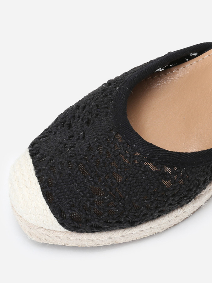 Espadrilles compensées noires dentelées à nouer sur la jambe