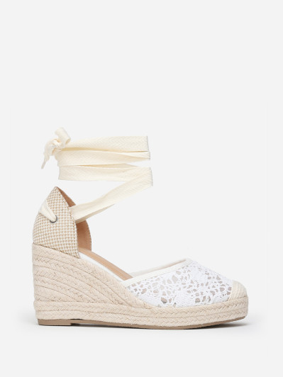 Espadrilles compensées blanches dentelées à nouer sur la jambe