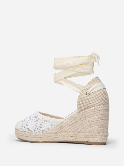 Espadrilles compensées blanches dentelées à nouer sur la jambe