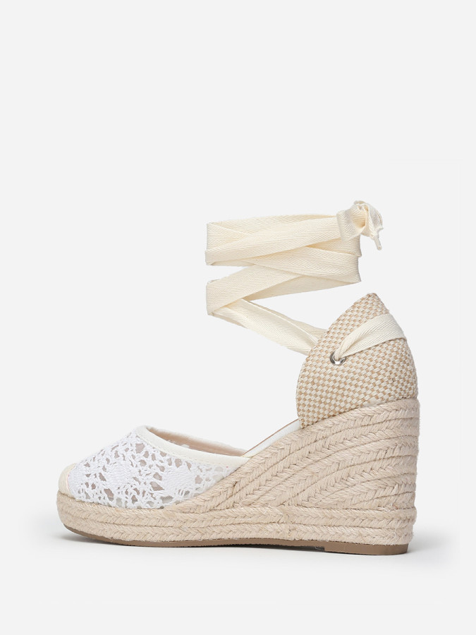 Espadrilles compensées blanches dentelées à nouer sur la jambe