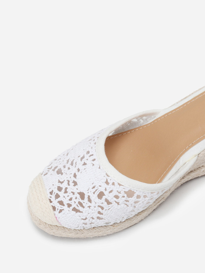 Espadrilles compensées blanches dentelées à nouer sur la jambe