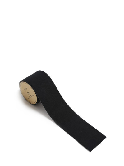 Rouleau adhésif noir pour poitrine