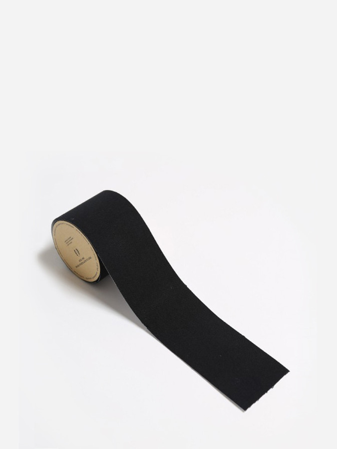 Rouleau adhésif noir pour poitrine