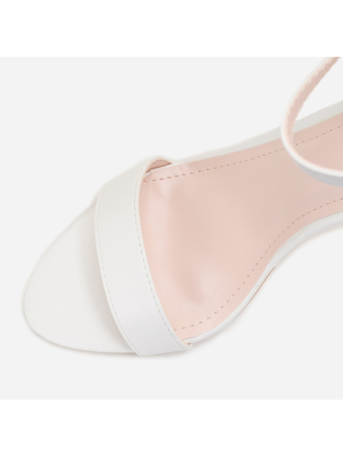 Sandales blanches à bride et talon carrés