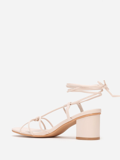 Sandales en simili cuir beige à brides entrelacées