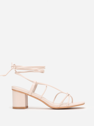 Sandales en simili cuir beige à brides entrelacées