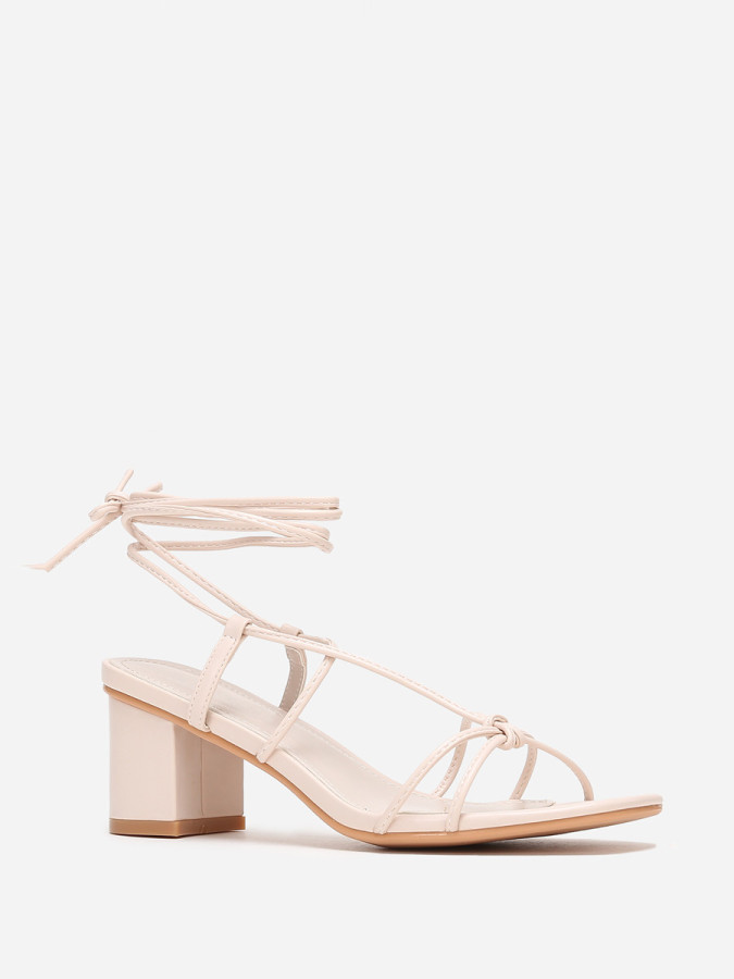 Sandales en simili cuir beige à brides entrelacées