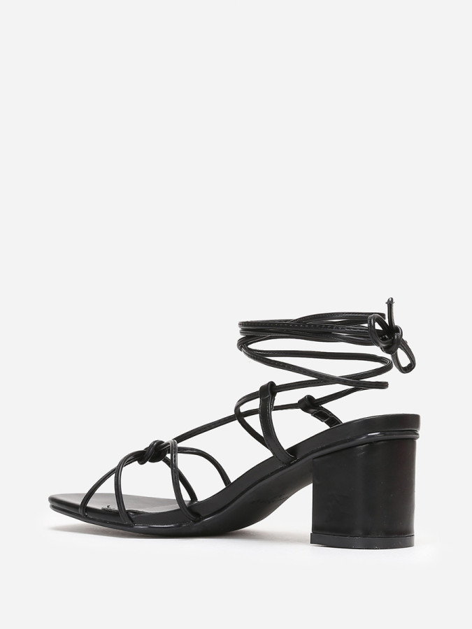 Sandales en simili cuir noir à brides entrelacées