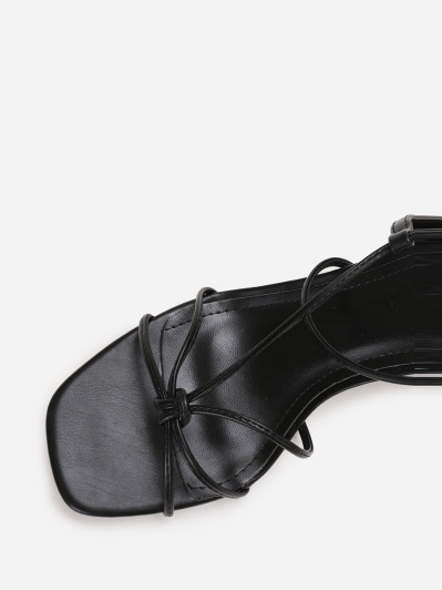 Sandales en simili cuir noir à brides entrelacées