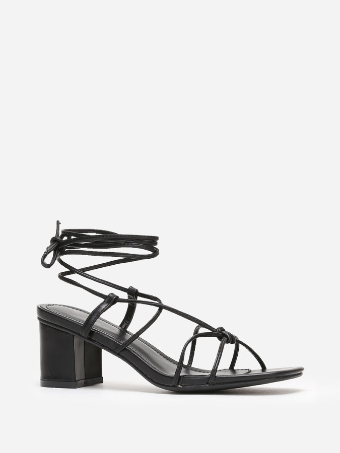 Sandales en simili cuir noir à brides entrelacées