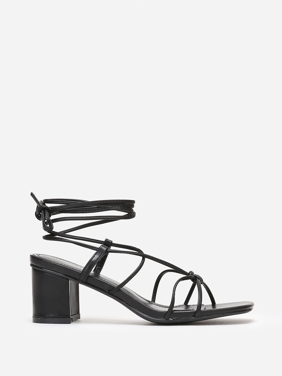 Sandales en simili cuir noir à brides entrelacées