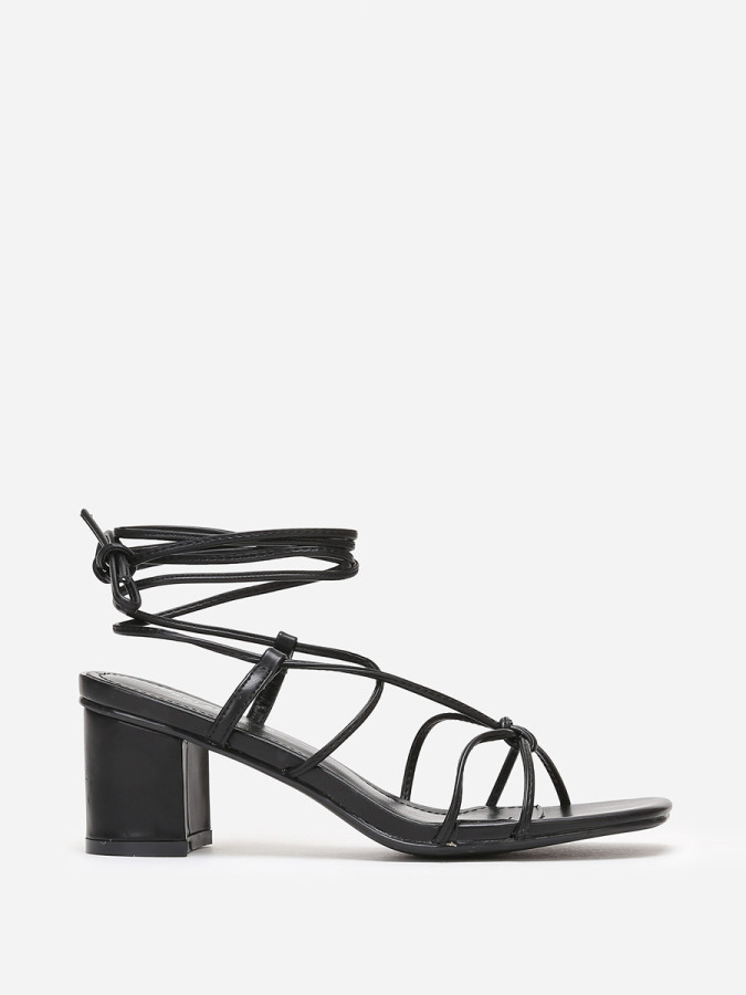 Sandales en simili cuir noir à brides entrelacées