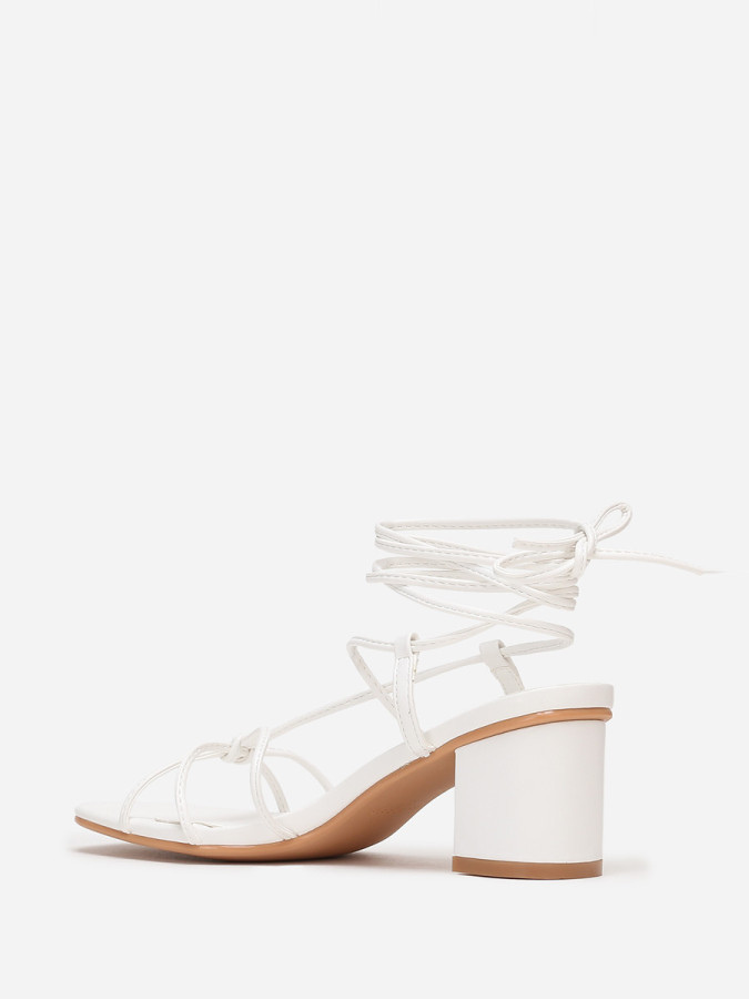 Sandales en simili cuir blanc à brides entrelacées