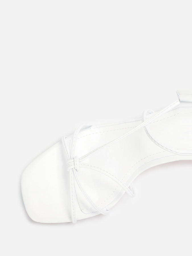 Sandales en simili cuir blanc à brides entrelacées