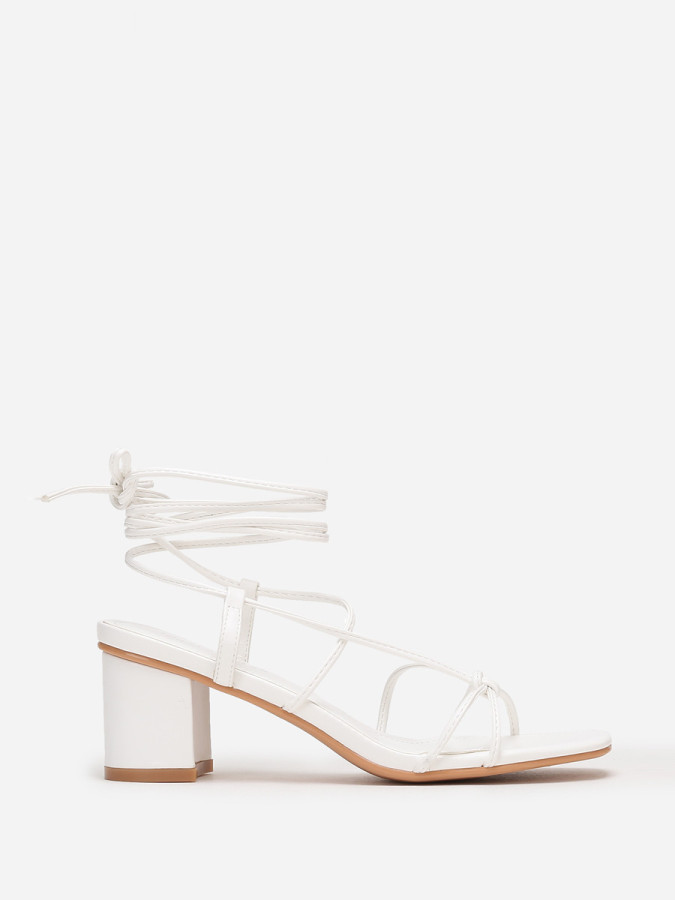 Sandales en simili cuir blanc à brides entrelacées