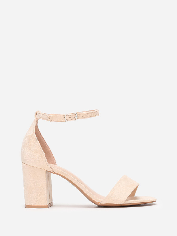 Sandales en simili daim beige à talon carré