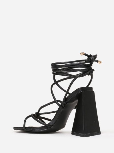Sandales noires à laçage et talon triangle