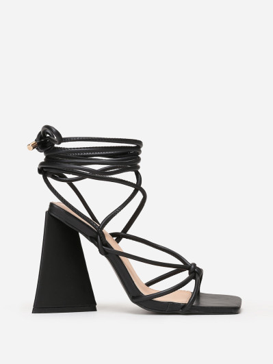 Sandales noires à laçage et talon triangle