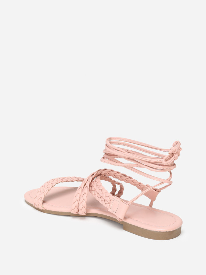 Sandales plates roses à fines brides tressées