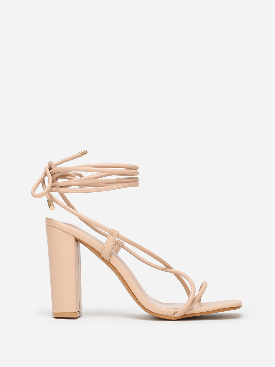 Sandales avec laçage beiges à bout carré