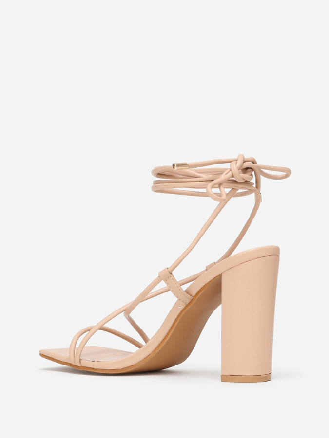 Sandales avec laçage beiges à bout carré