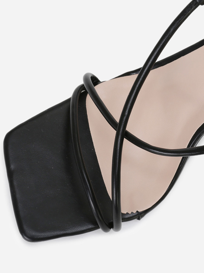 Sandales avec laçage noires à bout carré