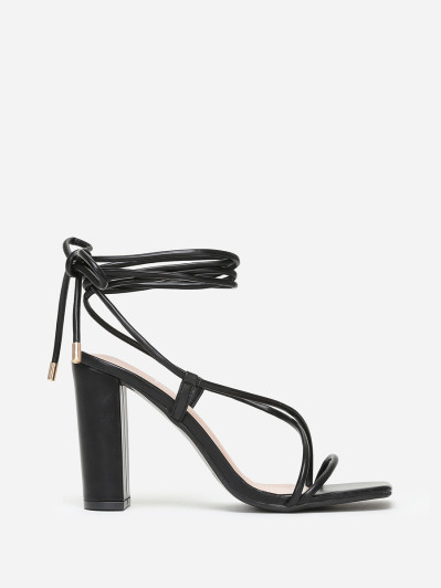 Sandales avec laçage noires à bout carré