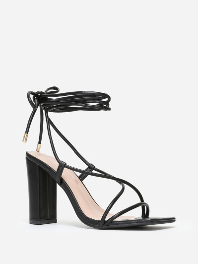 Sandales avec laçage noires à bout carré