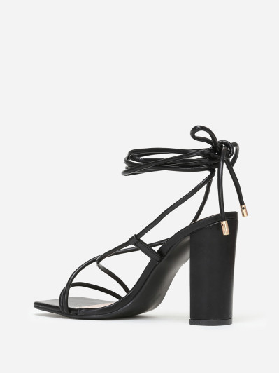 Sandales avec laçage noires à bout carré