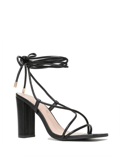 Sandales avec laçage noires à bout carré