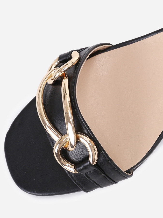 Sandales noires à bride dorée et talon carré