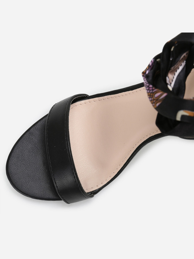 Sandales noires à foulard satiné imprimé