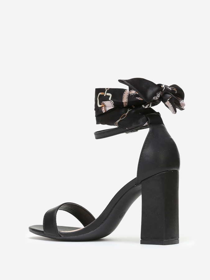 Sandales noires à foulard satiné imprimé