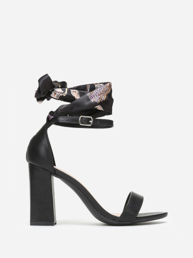 Sandales noires à foulard satiné imprimé