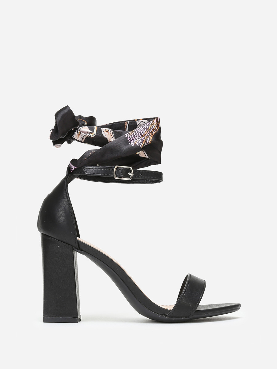Sandales noires à foulard satiné imprimé