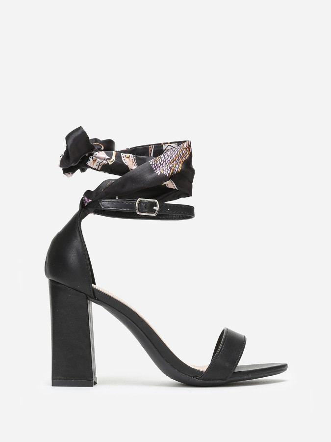 Sandales noires à foulard satiné imprimé
