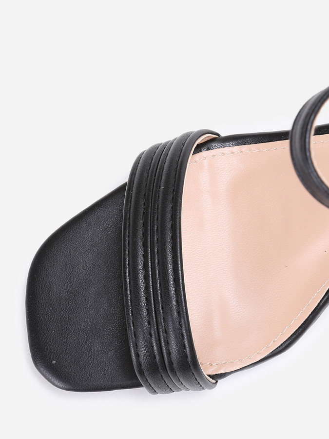 Sandales carrées noires à doubles brides fines