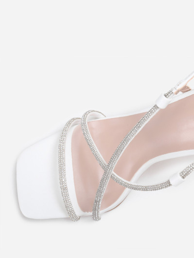 Sandales blanches à talon fin transparent et strass