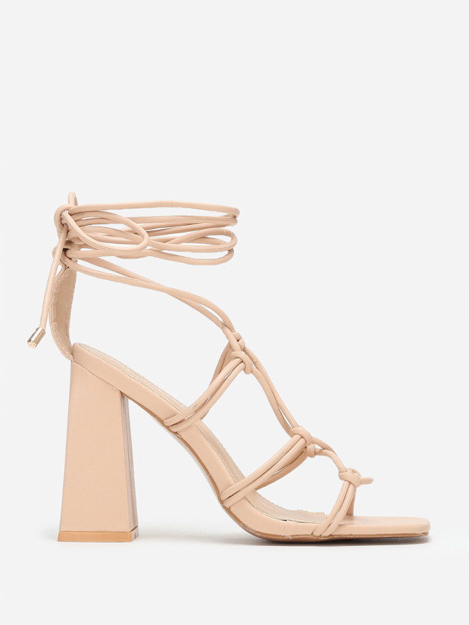 Sandales carrées beiges à fines lanières