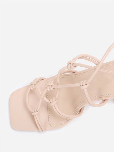 Sandales carrées beiges à fines lanières