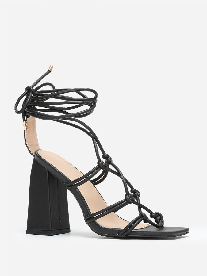 Sandales carrées noires à fines lanières