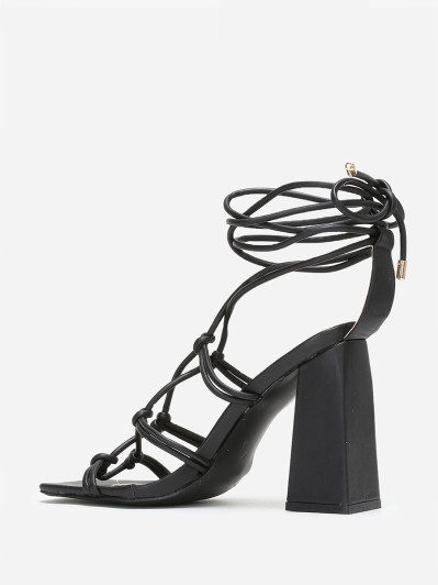 Sandales carrées noires à fines lanières