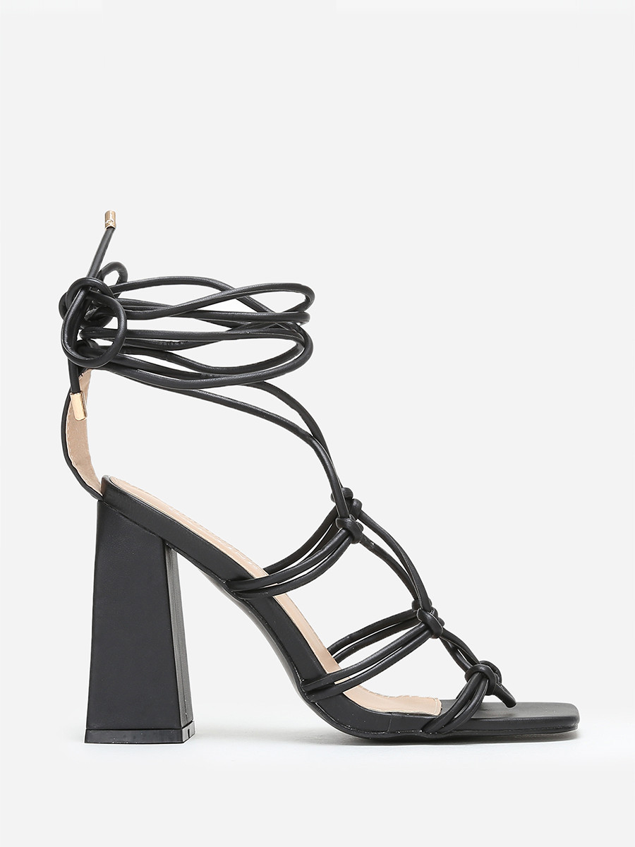 Sandales carrées noires à fines lanières