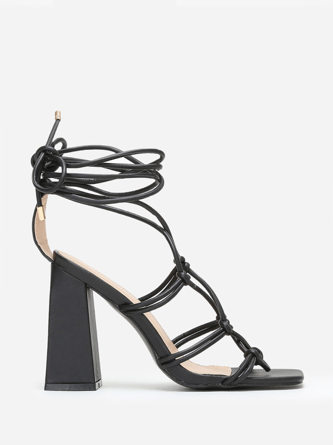 Sandales carrées noires à fines lanières