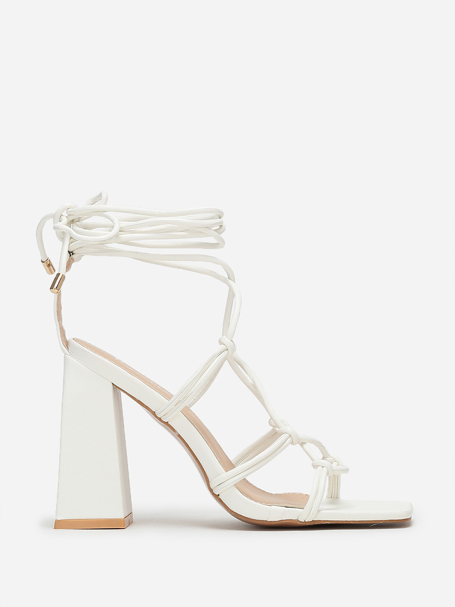 Sandales carrées blanches à fines lanières