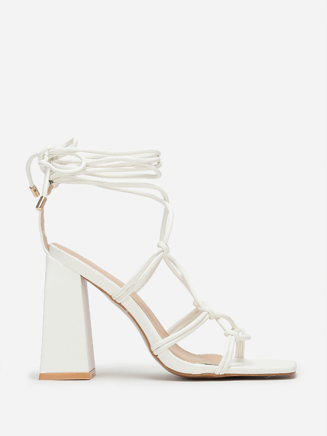 Sandales carrées blanches à fines lanières